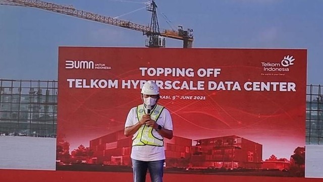 Direktur Utama Telkom Ririek Adriansyah, pada topping off pembangunan Telkom HyperScale Data Center, Rabu (9/6/2022). Foto: Dok. Telkom