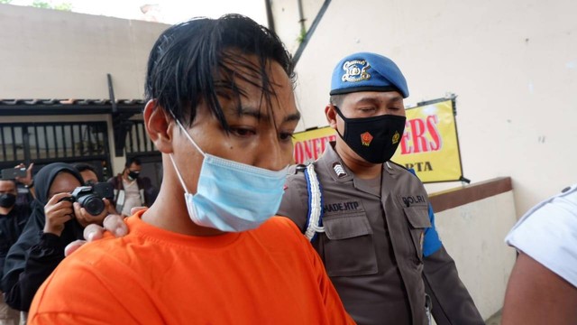 PQA (23) alias Pandu tersangka yang memperkosa dan menyekap rekannya di sebuah kostel di Yogyakarta. Foto: Arfiansyah Panji Purnandaru/kumparan