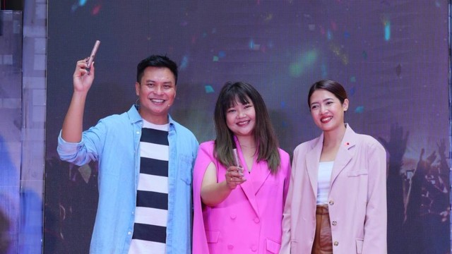 Ryan Ogilvy MakeUp Artist Indonesia; Carla Mangindaan, Brand General Manager Maybelline; and Antania Hanjani, Head of Product Marketing Maybelline New York. Foto: dok. Maybelline