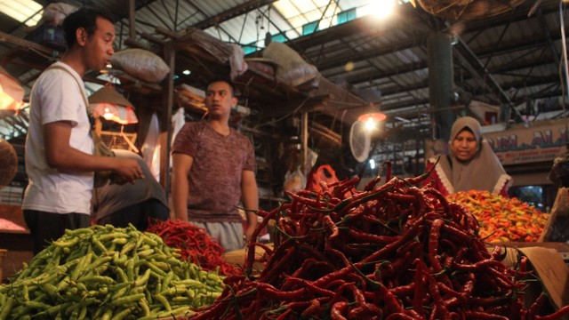 Pedagang cabai melayani pembeli di Pasar Induk Kramat Jati, Jakarta, Senin (4/7/2022). Foto: Budi Prasetiyo/ANTARA FOTO