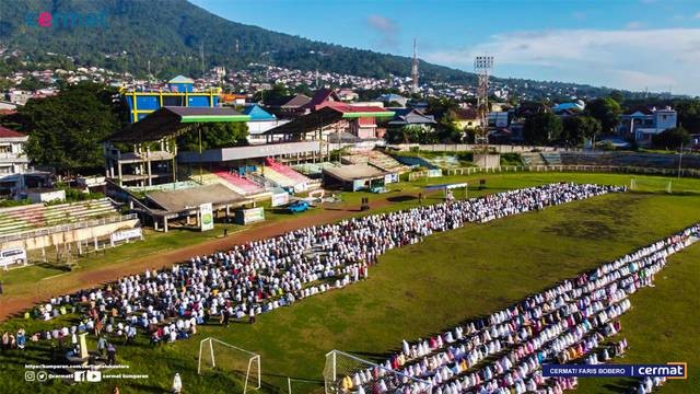 Ratusan jemaah saat salat Id di Lapangan Gelora Kie Raha, Kota Ternate. Foto: Faris Bobero/cermat