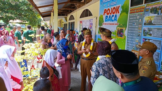 Dirjen Kemendikbudristek Iwan Syahril bersama PJ Bupati Kampar dan Tanoto Foundation meninjau program pintar penggerak di SD dan SMP Kampar, Riau, Senin (4/7/2022). Foto: Annisa Thahira Madina/kumparan