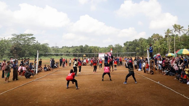 Relawan Srikandi Ganjar Banten menggelar Turnamen Voli Putri se-Provinsi Banten di Lapangan Kampung Cimanggu, Desa Citumenggung, Kabupaten Pandeglang, Banten pada 2-4 Juli 2022. Foto: Dok. Istimewa