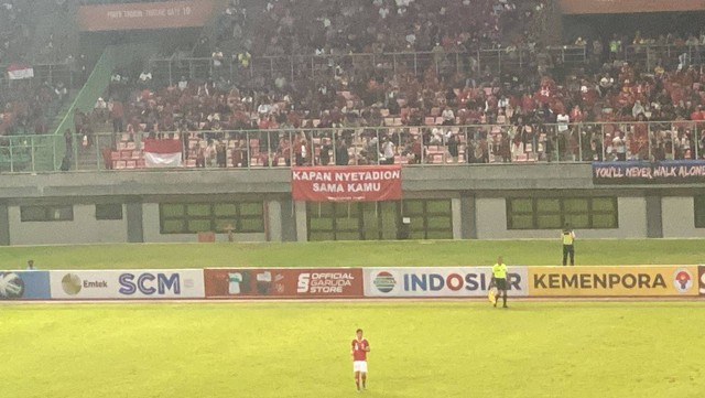 Spanduk lucu dari suporter dalam laga Timnas U-19 Indonesia vs Brunei dalam pertandingan kedua Grup A Piala AFF U-19 2022 di Stadion Patriot Candrabhaga, Bekasi, pada Senin (4/7). Foto: Soni Insan Bagus/kumparan
