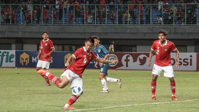 Pertandingan Timnas Indonesia vs Brunei di AFF U-19 dalam laga penyisihan Grup A Piala AFF U-19 2022 di Stadion Patriot Chandrabhaga, Bekasi, Jawa Barat, Senin (4/7/2022).  Foto: Iqbal Firdaus/kumparan