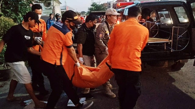 Evakuasi korban kecelakaan antara mobil dan motor di Jalan Jawar, Pakal, Surabaya, Senin (4/7/2022). Foto: BPBD Surabaya