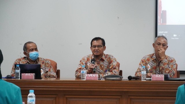 Ketua LPMPP UMS, Sarjito (tengah) saat memberikan pengarahan kepada Mahasiswa yang akan diterjunkan ke Sulawesi untuk mengikuti KKN MAs Tahun 2022. (Foto : Alvian)