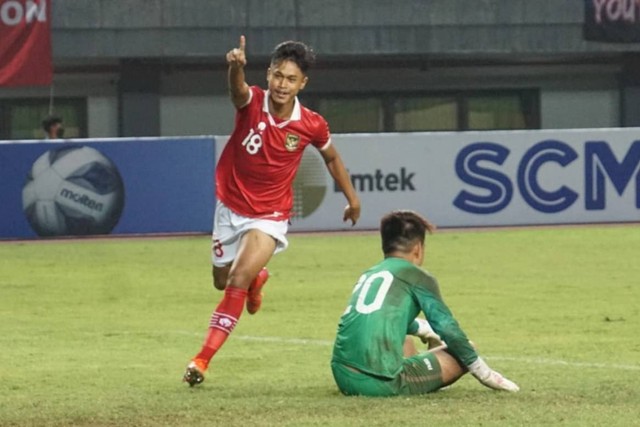 Pertandingan Timnas Indoneia U-19 melawan Brunei Darussalam pada laga Grup A Piala AFF U-19 di Stadion Patriot Chandrabhaga, Bekasi, Jawa Barat, Senin (4/7/2022).
 Foto: Iqbal Firdaus/kumparan