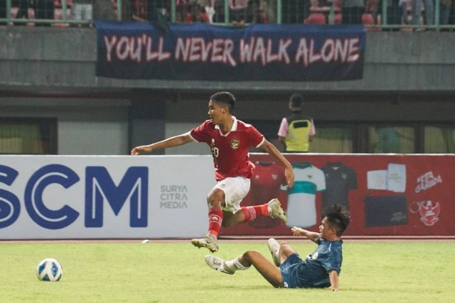 Pertandingan Timnas Indoneia U-19 melawan Brunei Darussalam pada laga Grup A Piala AFF U-19 di Stadion Patriot Chandrabhaga, Bekasi, Jawa Barat, Senin (4/7/2022).
 Foto: Iqbal Firdaus/kumparan