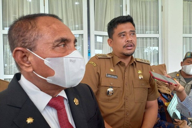 Gubernur Sumatera Utara Edy Rahmayadi dan Bobby Nasution saat bertemu di rumah dinas Gubernur Sumut, Senin (4/7). Foto: Dok. Istimewa