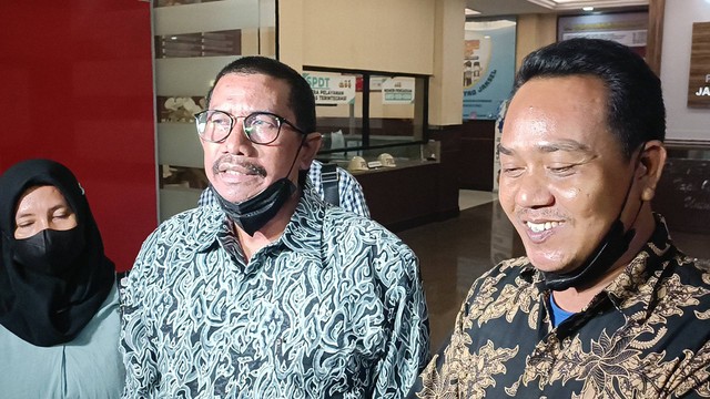 Mantan Supir Nindy Ayunda, Sulaeman didampingi kuasa hukumnya Fahmi Bachmid, Polres Jakarta Selatan, Senin (4/7).
 Foto: Giovanni/kumparan