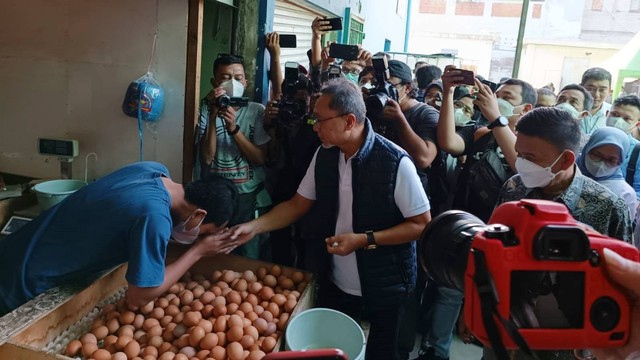 Kunjungan Menteri Perdagangan Zulkifli Hasan di Pasar Ciracas Jakarta Timur, Selasa (5/7/2022). Foto: Akbar Maulana/kumparan