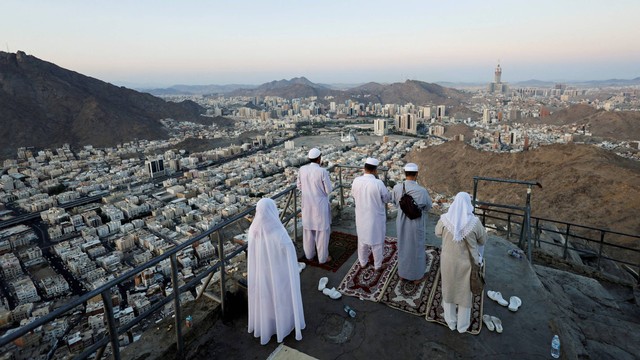 Umat muslim salat berjamaah di Jabal Nur, dalam rangkaian pelaksanaan ibadah haji, di kota suci Mekah, Arab Saudi, Senin (4/7/2022). Foto: Mohammed Salem/REUTERS