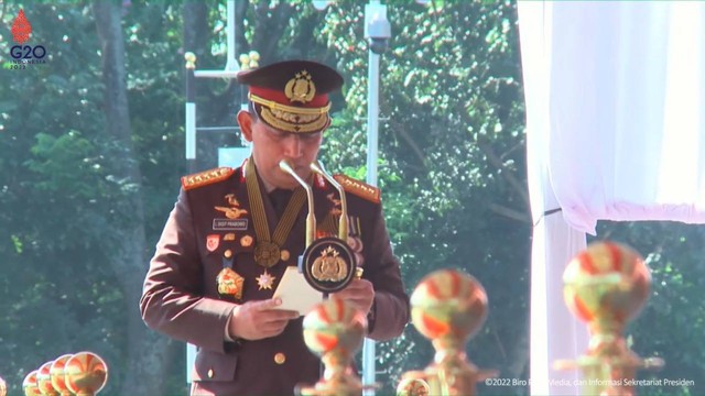 Kapolri Jenderal Listyo Sigit Prabowo berbicara pada upacara Hari Bhayangkara ke-76 di Lapangan Bhayangkara Akademi Kepolisian Semarang pada Selasa (5/7).
 Foto: Youtube/Sekretariat Presiden