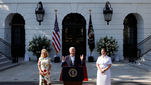 Presiden Amerika Serikat, Joe Biden saat berpidato dalam peringatan Hari Kemerdekaan di Gedung Putih, Washington, Amerika Serikat, Senin (4/7/2022). Foto: Tom Brenner/REUTERS