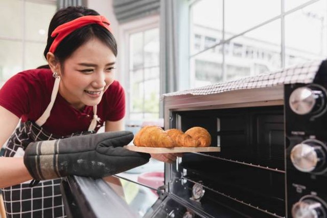 Ilustrasi melakukan baking roti. Foto: Unsplash