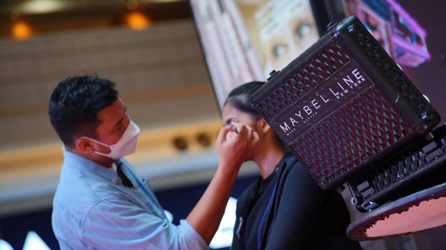 Makeup Artist Ryan Ogilvy dalam acara Maybelline Sky High Makeup Square. Foto: dok. Maybelline