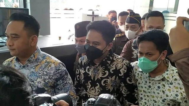 Tersangka penipuan investasi opsi biner Doni Salmanan digiring untuk pelimpahan perkara ke Kantor Kejati Jawa Barat, Kota Bandung, Jawa Barat, Selasa (5/6/2022).
 Foto: Bagus Ahmad Rizaldi/ANTARA