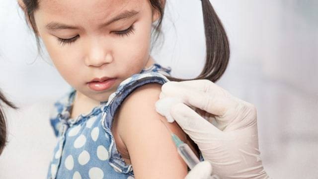 Ilustrasi seorang anak yang diberi vaksin agar terhindar dari penyakit rubella. Foto: Pixabay