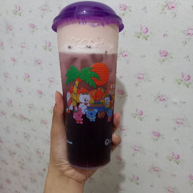 Menu terbaru Chatime yaitu purple berry cream. Foto: Monika Febriana/kumparan