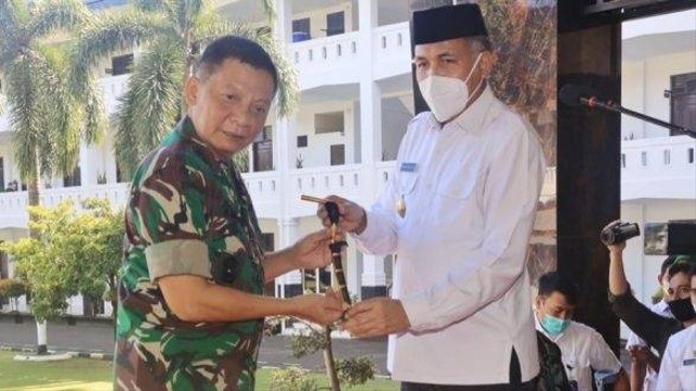 Gubernur Aceh, Nova Iriansyah, menyerahkan cinderamata kepada Pangdam IM, Mayjen (TNI) Achmad Marzuki, pada kegiatan Pamitan Pangdam Iskandar Muda di Makodam, Banda Aceh, Rabu (1/12/2021). Foto: Humas Pemprov Aceh
