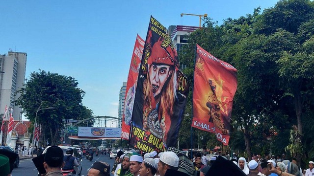 Demo Tutup Holywings di Grahadi Surabaya, Berkibar Bendera Bergambar Habib Bahar