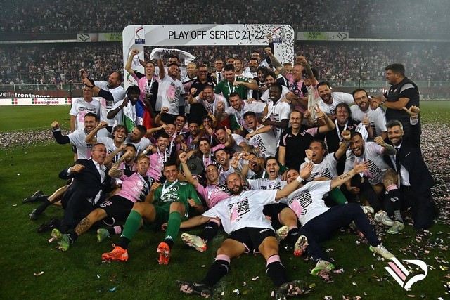 Momen Palermo FC sukses promosi ke Serie B 2022/23 usai menang di laga play-off Serie C kontra Padova pada Juni 2022. Foto: Twitter/@Palermofficial