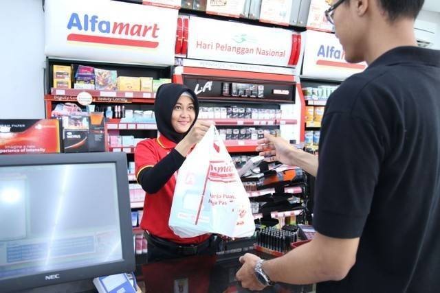 Ilustrasi petugas Alfamart melayani pembeli. Foto: Alfamart.co.id