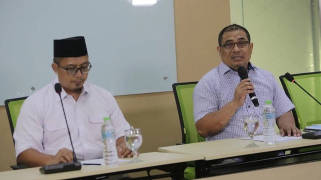 Presiden Aksi Cepat Tanggap (ACT) Ibnu Khajar (kanan) dan Dewan Syariah ACT Ustaz Bobby Herwibowo (Kiri) dalam sesi konferensi pers di Kantor ACT, Menara 165, Jakarta Selatan, Senin (4/7/2022).