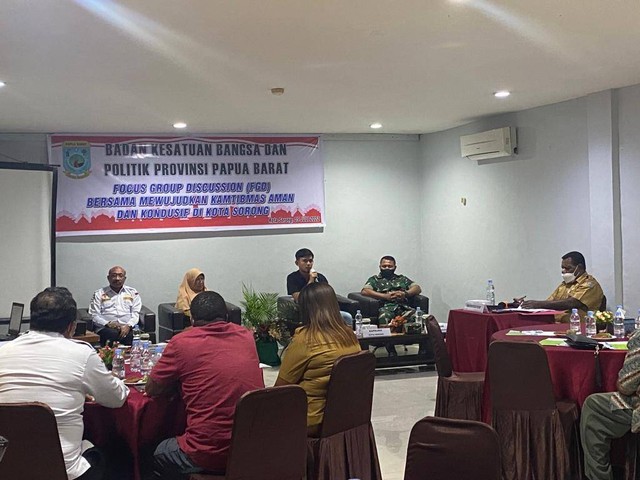 Badan Kesatuan Bangsa dan Politik (Kesbangpol) Provinsi Papua Barat menggelar kegiatan Forum Group Discussion (FGD) bersama para kepala suku yang ada di wilayah Sorong, Selasa (5/7)