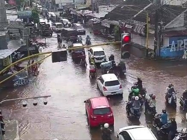 Simpang Ranugrati, Sawojajar, Kota Malang, digenangi air akibat anjloknya pipa PDAM. Foto: CCTV Dishub Kota Malang