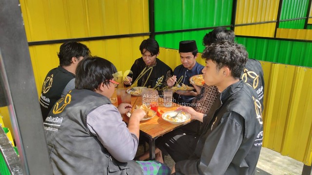 Kegiatan Para Santri Di Warung Makan Gratis