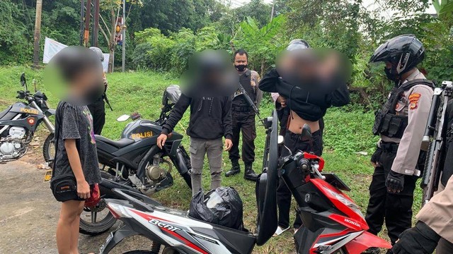 Dua Pemuda di Bandar Lampung Kepergok Jual Teman Wanitanya Melalui MiChat (2)