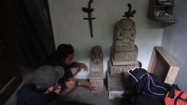 Jaladwara dan arca dewi yang ditemukan di situs candi Ngadisari. Sumber : Dokumentsi pribdi kegitan lawatan besar organisasi Expedisi Sejarah Indonesia Universitas Negeri Semarang (EXSARA UNNES) tahun 2022.