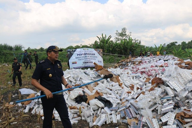 Pemusnahan 22 juta batang rokok tanpa pita cukai di Lampung. | Foto: Bea Cukai Lampung