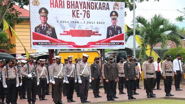 Polisi di Tolitoli terima penghargaan menjelang HUT Bhayangkara ke-76. Foto: Istimewa