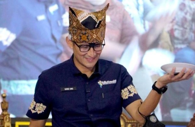 Menparekraf RI Sandiaga Salahuddin Uno turut mencoba tari khas Minangkabau yakni Tari Piring. Foto: dok Humas