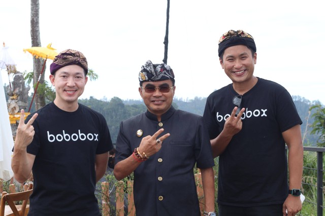 Bobobox President Antonius Bong, Wakil Bupati Tabanan I Made Edi Wirawan, dan CEO dan Co-founder Bobobox Indra Gunawan dalam acara peresmian Bobocabin di Kintamani, Bali, Jumat (24/6/2022). Foto: Bobobox