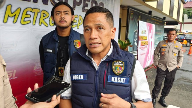 Kasat Reskrim Polres Metro Depok, AKBP Yogen Heroes Baruno menjelaskan pengungkapan pembunuhan mayat di Kali Krukut. Foto: Dok. Istimewa