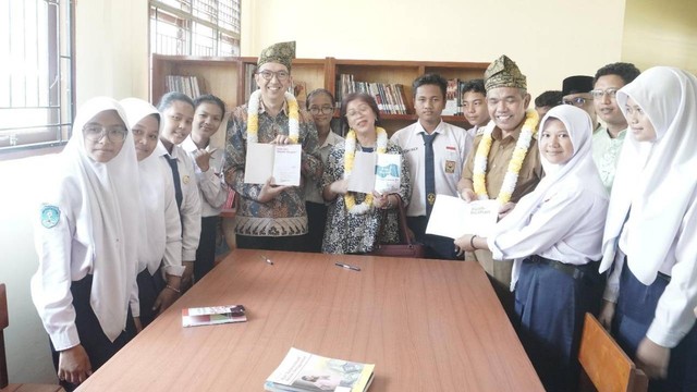 Dirjen Guru dan Tenaga Kependidikan (GTK) Kemendikbudristek, Iwan Syahril, bersama pihak Tanoto Foundation meninjau implementasi program PINTAR Penggerak. Foto: Dok. Tanoto Foundation