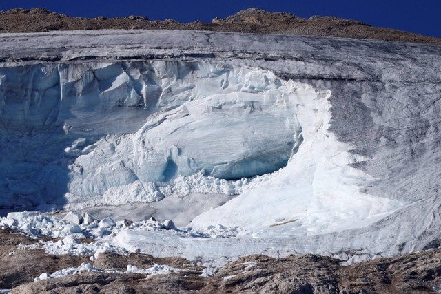 Sebuah pemandangan menunjukkan lokasi runtuhnya bagian gletser gunung yang mematikan di Pegunungan Alpen Italia, di punggungan Marmolada, Italia, Selasa (5/7/2022). Foto: Guglielmo Mangiapane/REUTERS