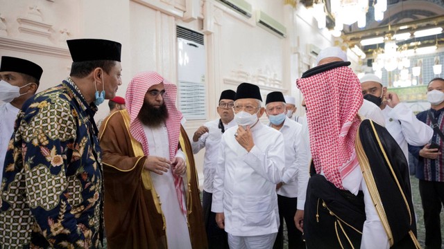 Wapres Ma'ruf Amin berziarah di Masjid Nabawi, Madinah, Selasa (5/7/2022) disambut oleh Asisten Jenderal Urusan Masjid Nabawi Dr Muhammad bin Ahmed Al-Khudairi (jubah coklat). Foto: Twitter/@wmngovsa
