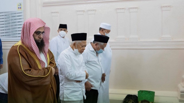 Wapres Ma'ruf Amin melaksanakan salat sunah di Masjid Nabawi, Madinah, Selasa (5/7/2022). Foto: Twitter/@wmngovsa