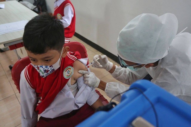Ilustrasi, tenaga medis dari Satgas COVID-19 Kota Bandung, menyuntikan vaksin COVID-19 kepada murid sekolah dasar. Foto: Humas Pemkot Bandung