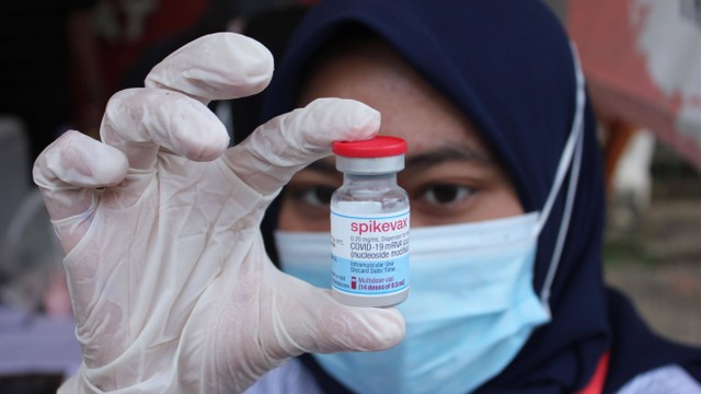 Petugas kesehatan menunjukkan vaksin COVID-19 di kawasan IRTI Monas, Jakarta, Selasa (5/7/2022). Foto: Agha Yuninda/ANTARA FOTO