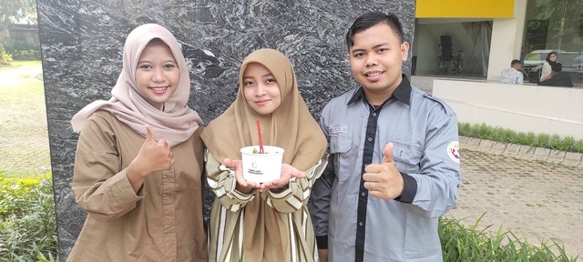 Tiga mahasiswa Fakultas Ekonomi Bisnis Teknologi Digital (FEBTD) Unusa, Agung Firmansyah, Oki Safitri, dan Dhea Arifatur Rofiah.