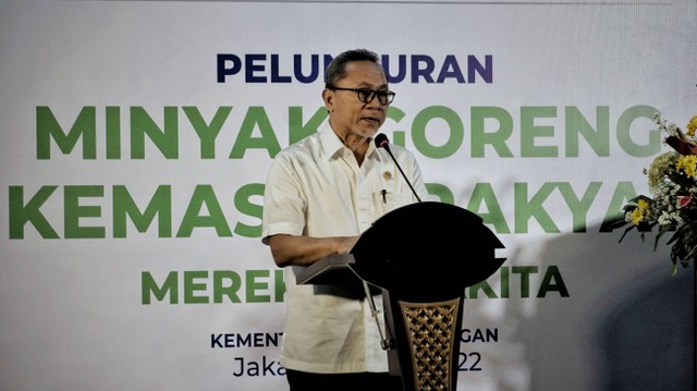 Menteri Perdagangan Zulkifli Hasan meresmikan peluncuran produk minyak goreng Minyakita di Kementerian Perdagangan, Jakarta, Rabu (6/7/2022). Foto: Jamal Ramadhan/kumparan