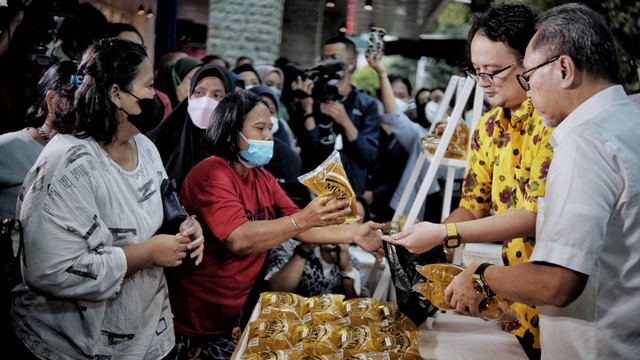Mendag Zulkifli Hasan melayani warga yang membeli minyak goreng Minyakita di Kementerian Perdagangan, Jakarta, Rabu (6/7/2022). Foto: Jamal Ramadhan/kumparan