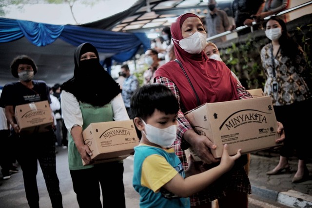 Warga membeli minyak goreng Minyakita di Kementerian Perdagangan, Jakarta, Rabu (6/7/2022). Foto: Jamal Ramadhan/kumparan
