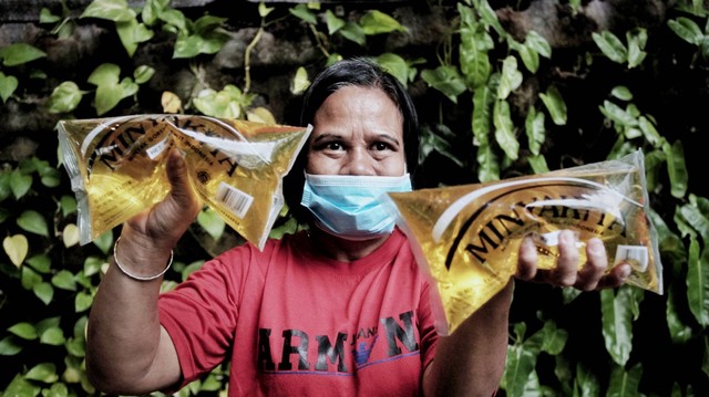 Warga membeli minyak goreng Minyakita di Kementerian Perdagangan, Jakarta, Rabu (6/7/2022). Foto: Jamal Ramadhan/kumparan